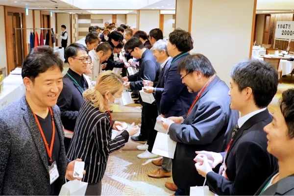 名刺交換の様子